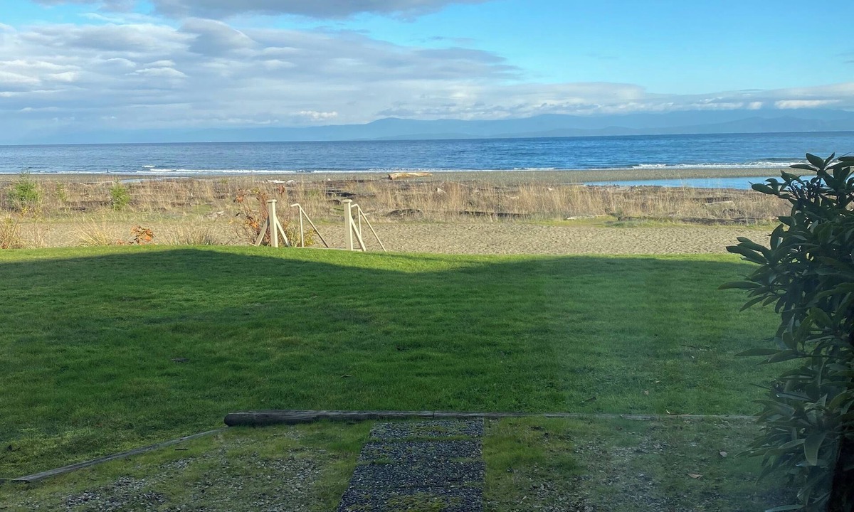 Regional District of Nanaimo Hotel | Shorewater Resort | Waterfront Qualicum Beach | Unique | Free Kayaks