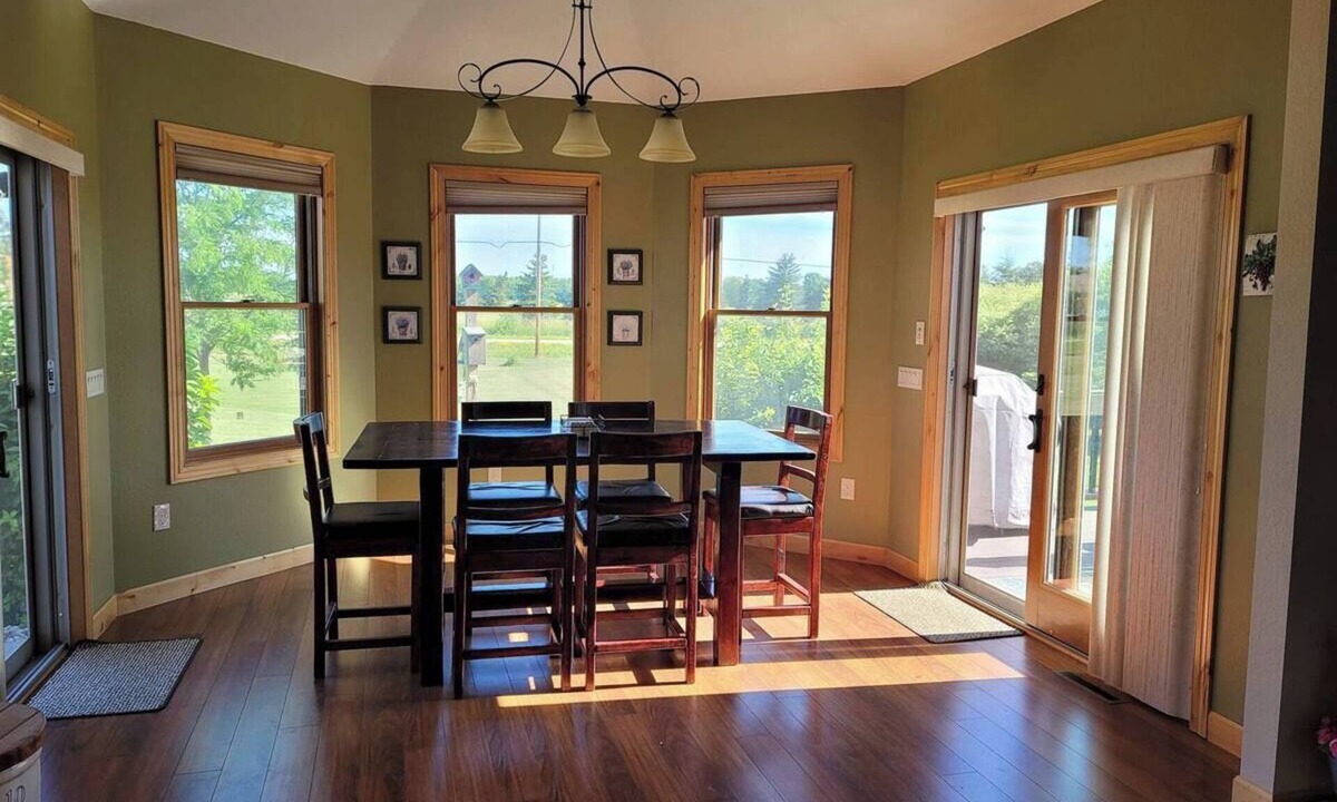 Neenah House | Short Drive to EAA - Spacious 5-bedroom house in brilliant Neenah with WiFi, AC