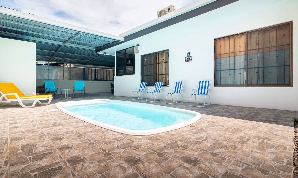 Parrita House | Short drives to two amazing beaches-Palo Seco+Playa Bandera, walk to shopping
