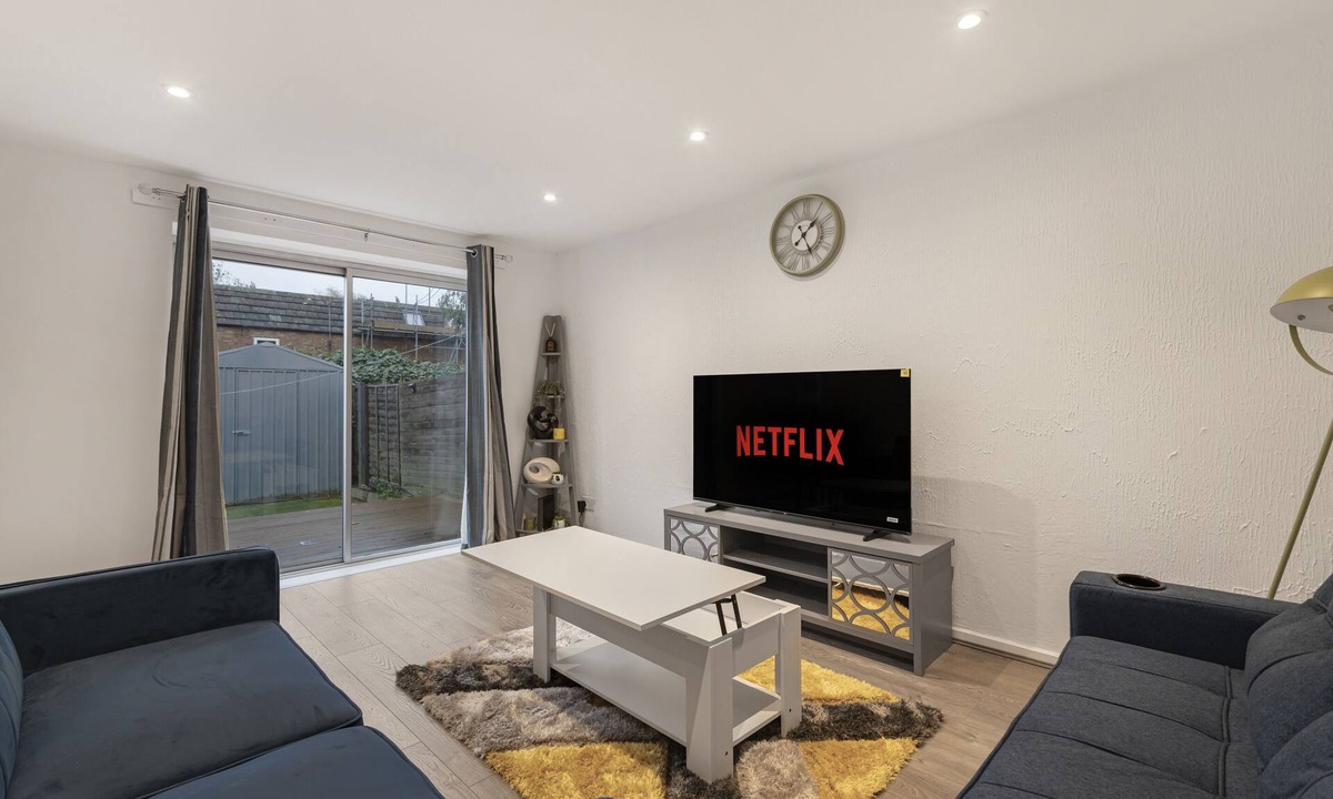 Laindon House | Shortlet Express, Beautiful 3 bedroom Basildon