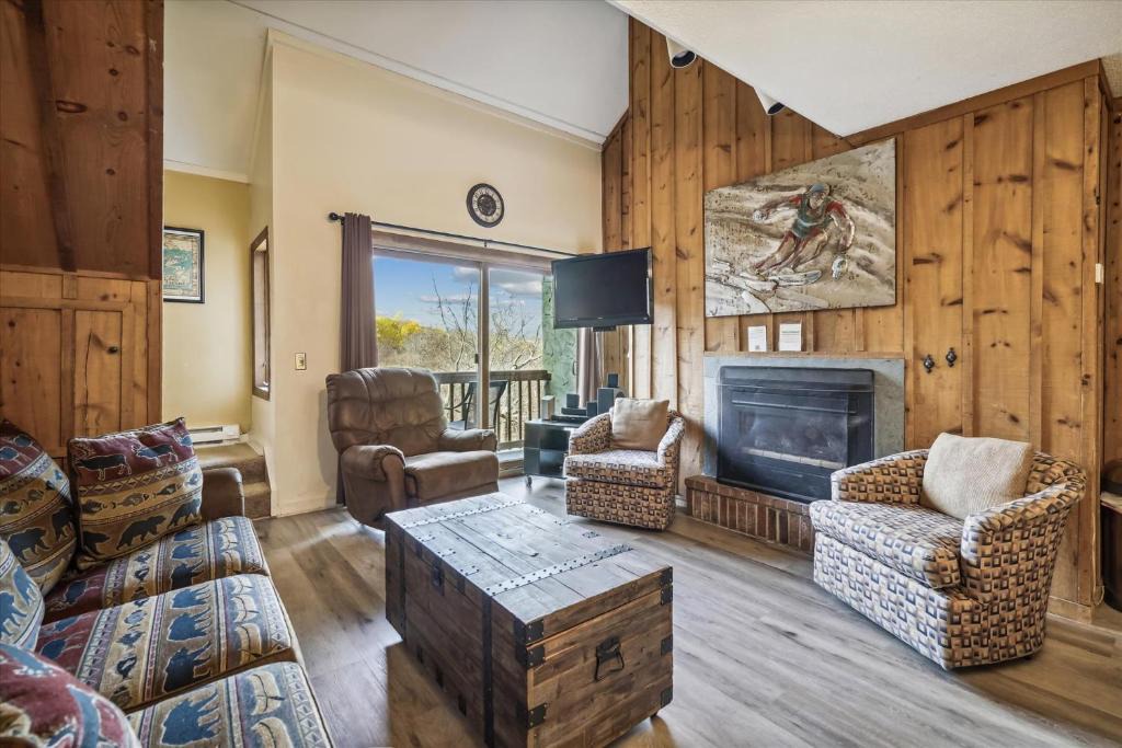 Killington House | Shuttle to Slopes and ski home to this cozy three bedroom condo Whiffletree G8