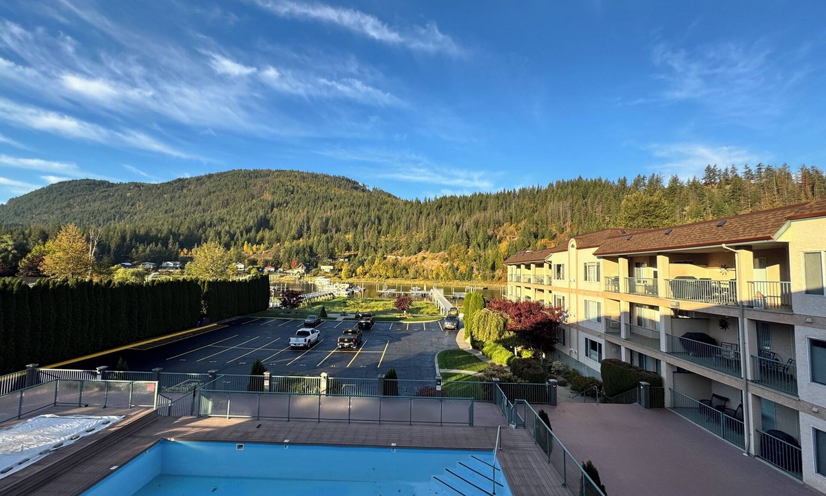 Sicamous Condo | Sicamous - Spacious canal front condo with boat slip