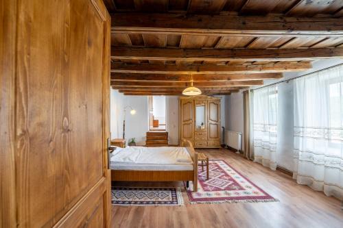 Crit House | Sieben Türen
