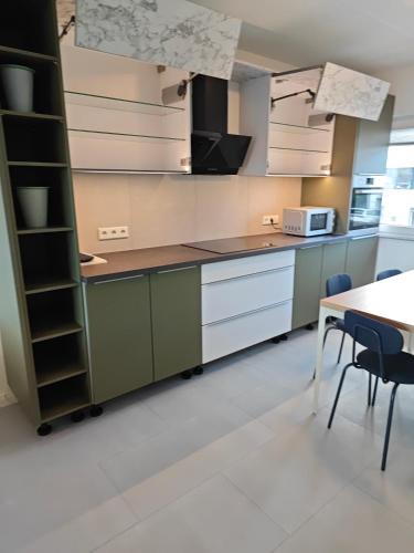 Geisweid Apartment | Siegen 2 - Geisweid Work and stay Neu Modernisiert 3 Schlafzimmer Badezimmer Wohnzimmer Balkon