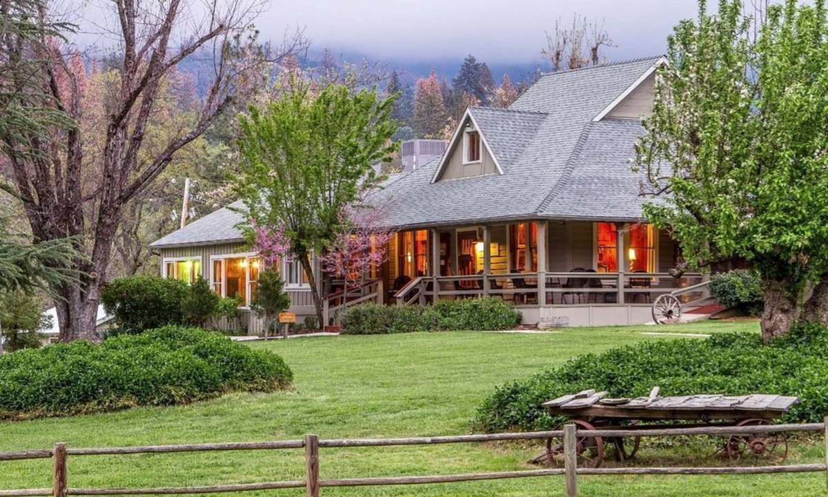 Yosemite Forks Hotel | Sierra Sky Ranch