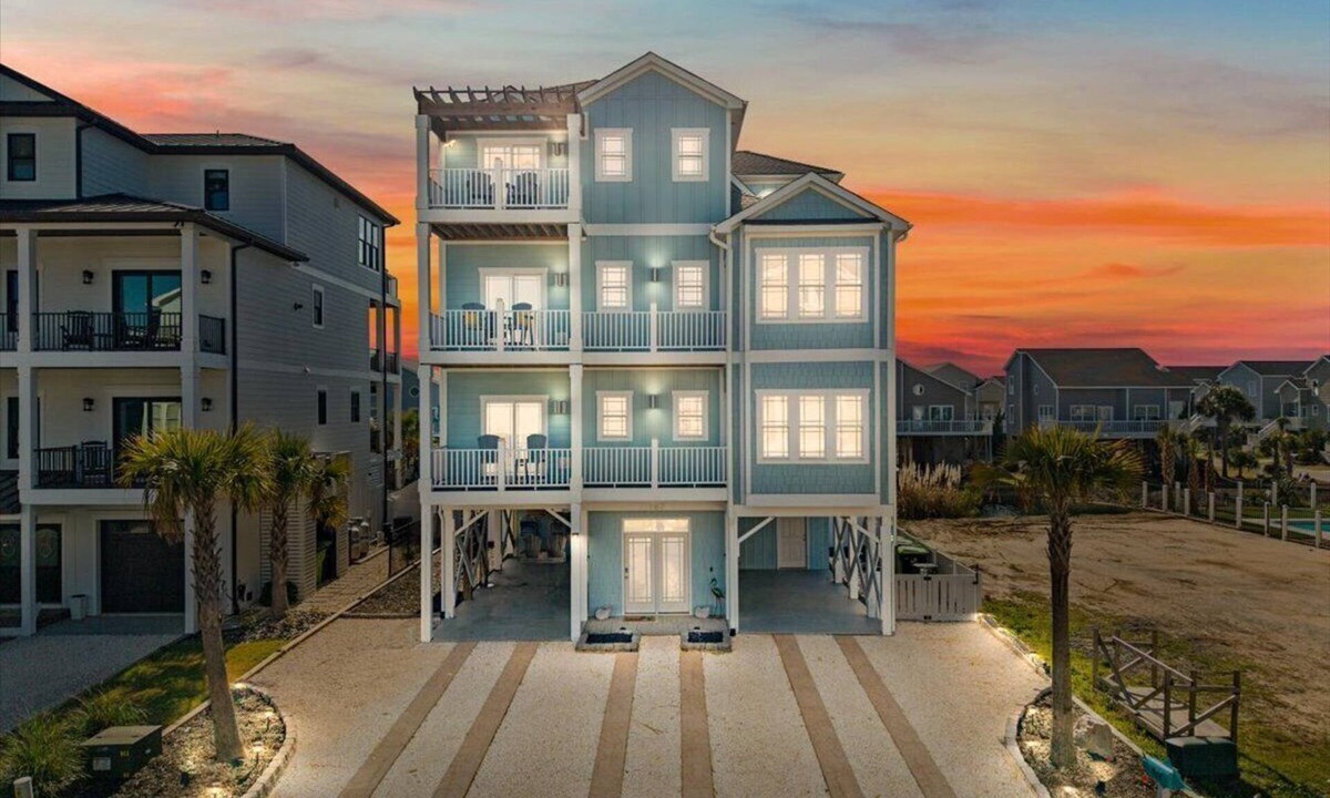 Ocean Isle Beach Cottage | Siesta Sunset - Gorgeous Private Pool and Tiki Bar