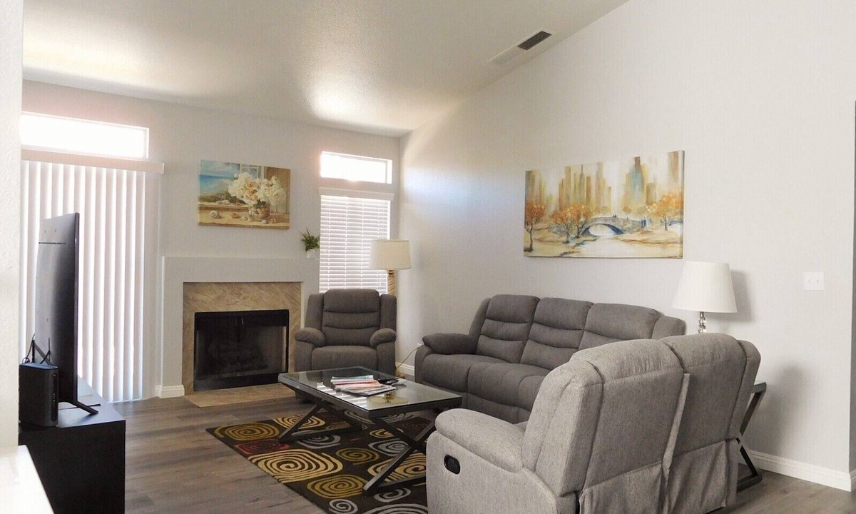 Spring Valley House | Signal story 4 Bedrooms home close to Strip