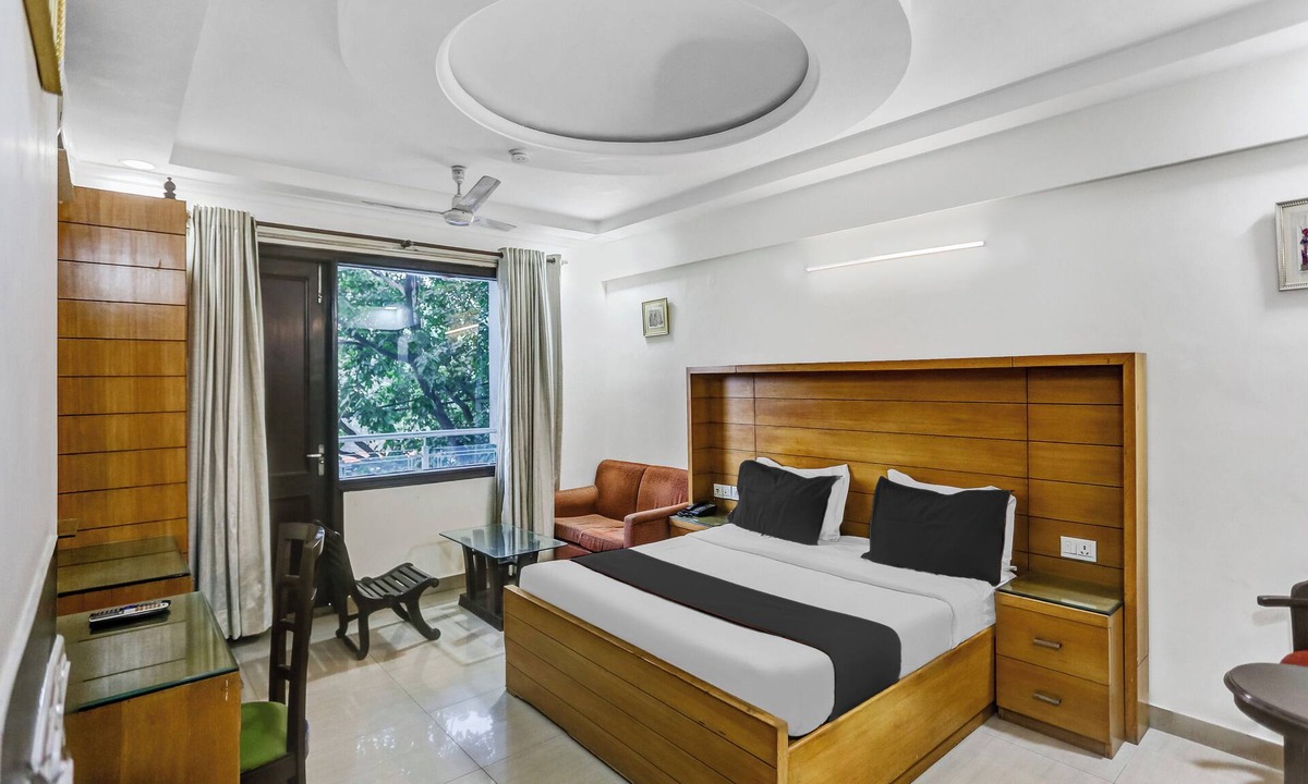 East of Kailash Hotel | Signature Plaza By MERRIMENT