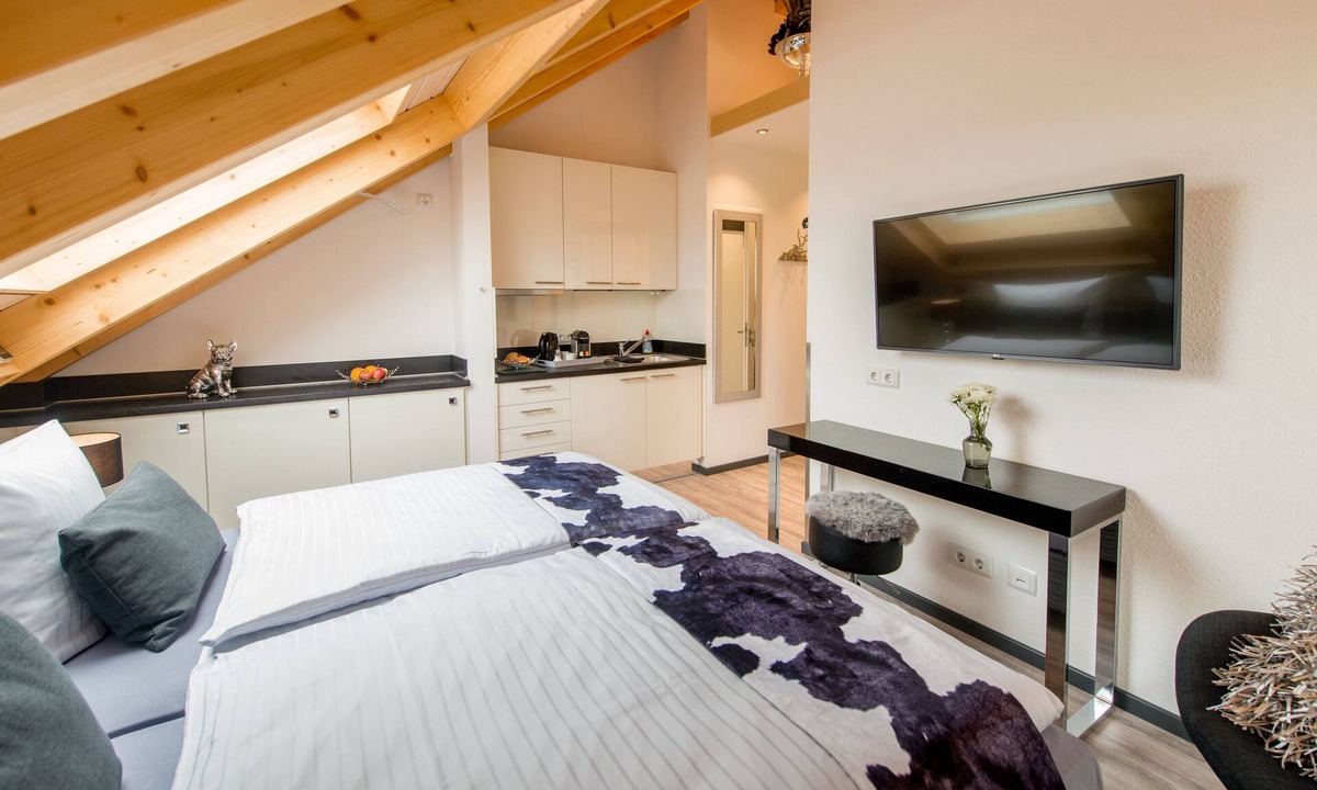 Bensheim Apartment | "Silber-Mops" - 5* design apartment for connoisseurs - + use of garden + parking space