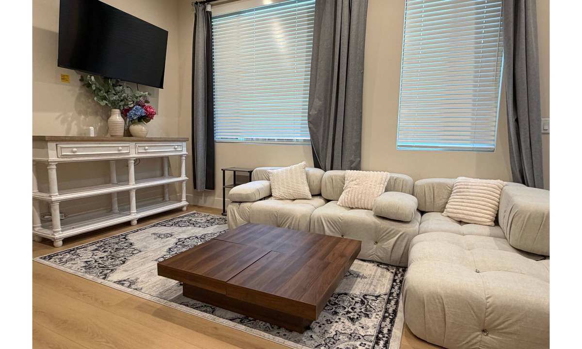 Mountain View House | Silicon Valley Estate – Steps from Rengstorff Park