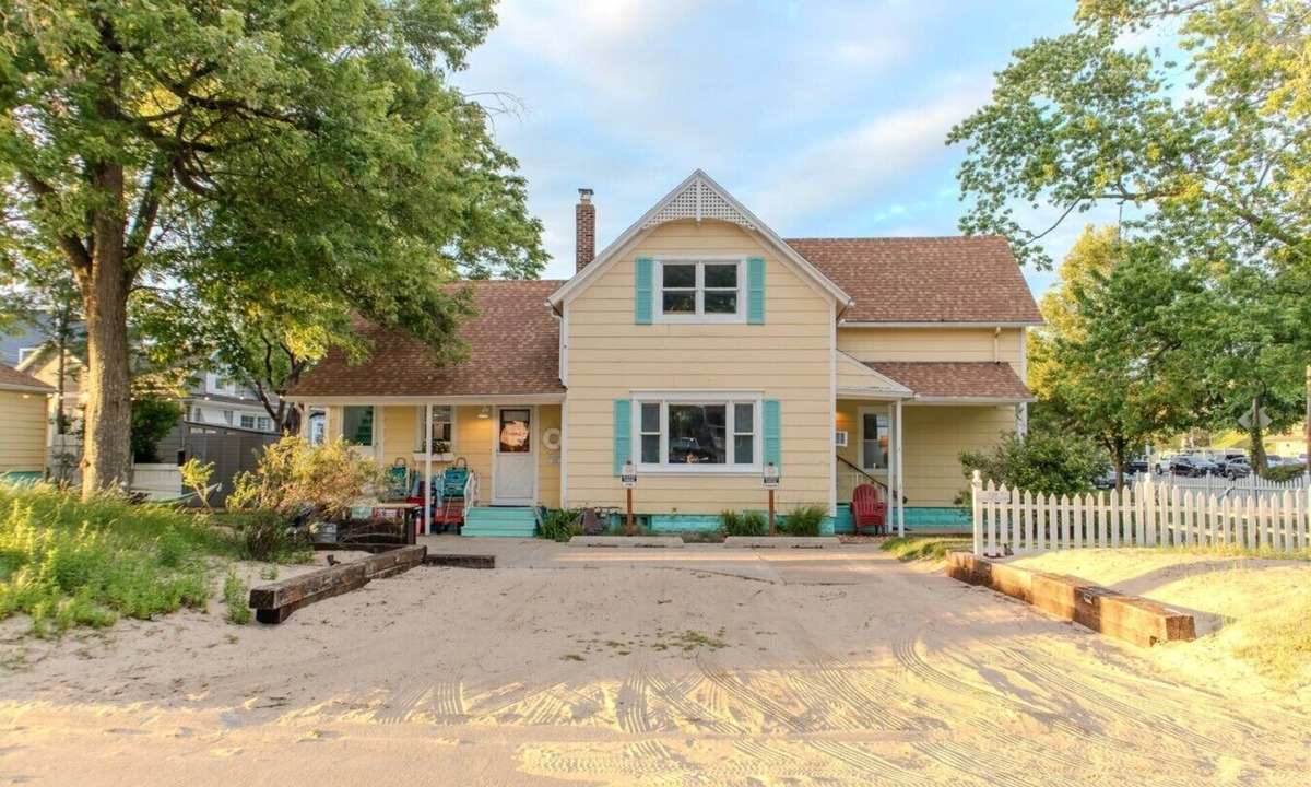 Saint Joseph House | Silver Beach Inn: Cup & Saucer