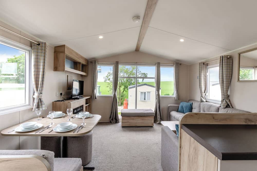 Ryde House | Silver Caravan with decking