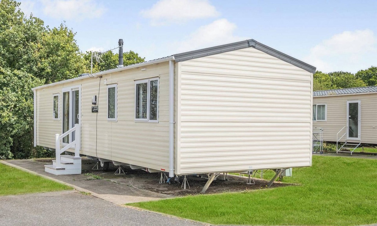 Cowes House | Silver Caravan with parking & ensuite
