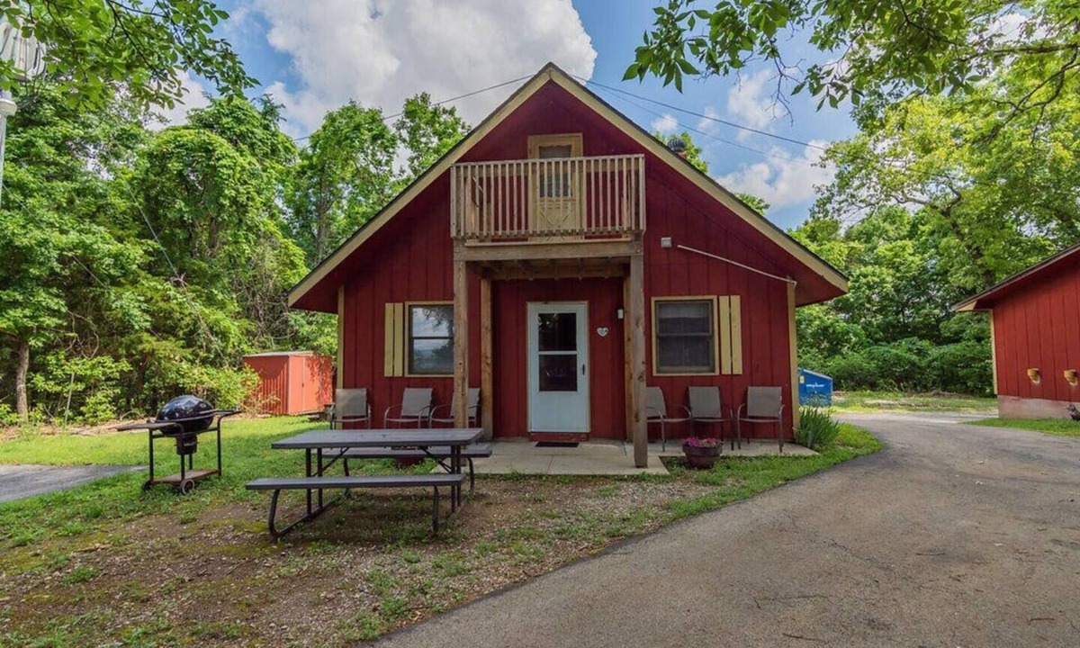 Indian Point Cabin | Silver Dollar City 1 Mile - Table Rock Lake - 3 Bed/2 Bath - Woodsy - Foxfire