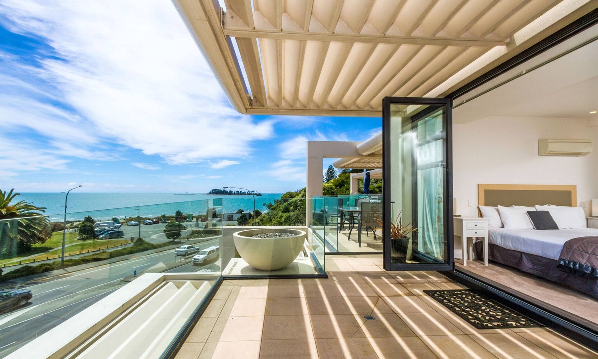 Tahunanui Apartment | Silver Sands - Beautiful Penthouse-level Beachside Apartment