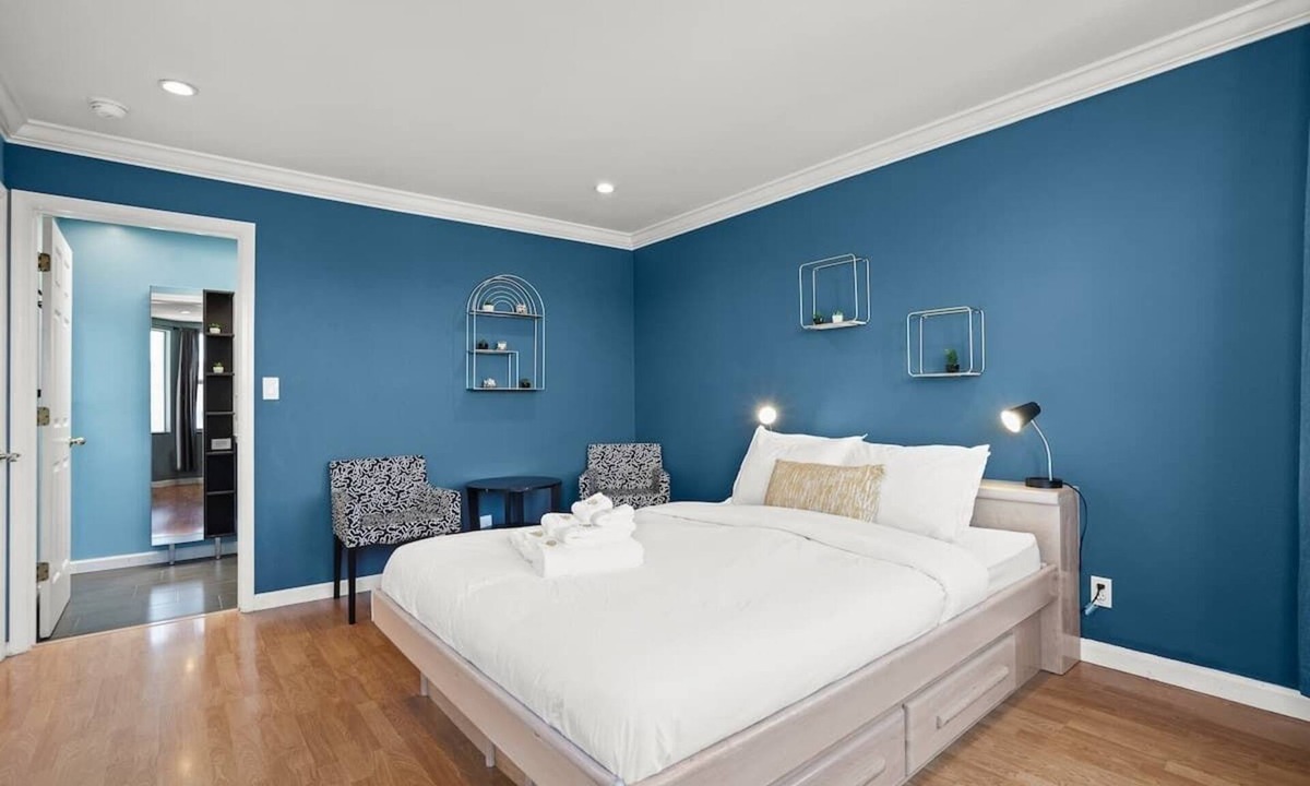 Little Hollywood House | Silver Terrace Gem Stunning Spacious 2BR Residence w/ Secured Parking Near SFO & Downtown San Francisco