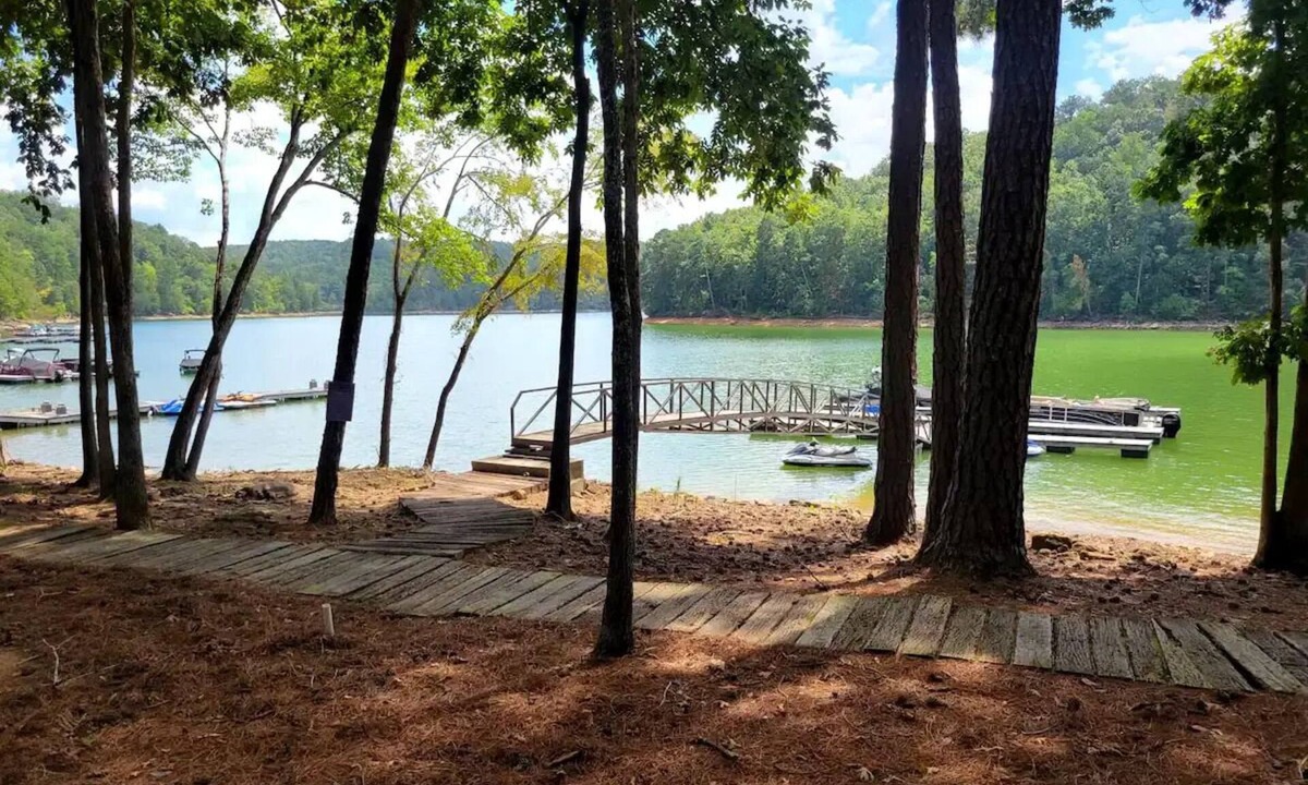 Logan House | SilverRock Lakeside Retreat Community Pool Wtrfrntnn