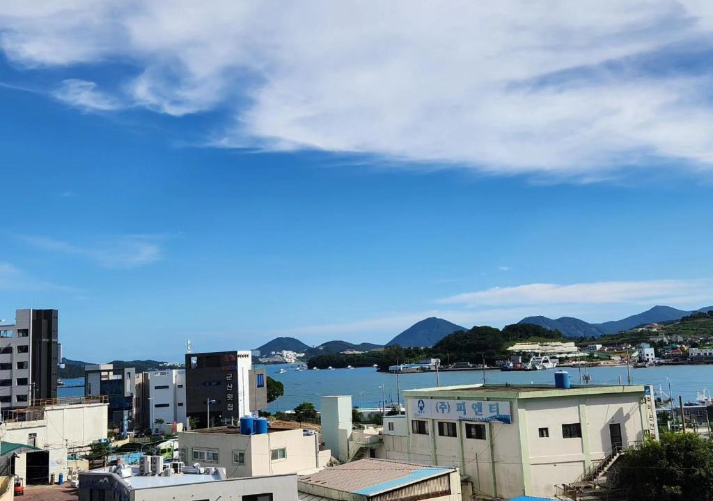 Yeosu Apartment | Sim On Chae - one room