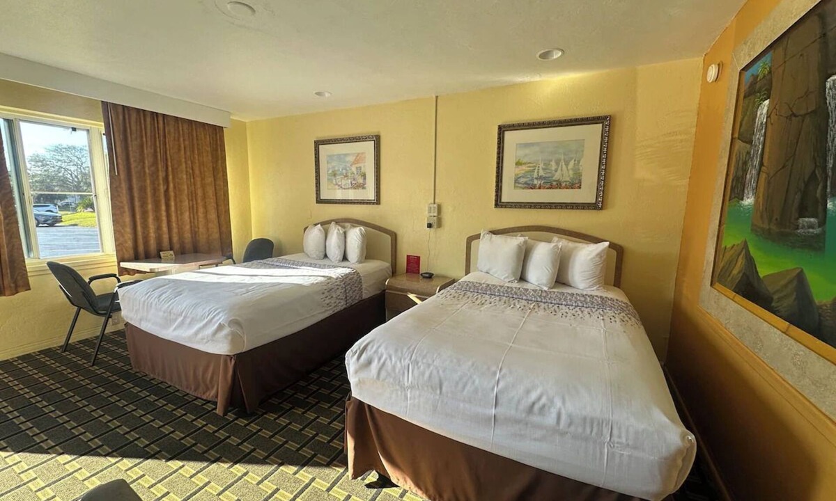 Daytona Beach Hotel | Simple and Comfortable Room for the Family - Easy Access to Daytona Beach