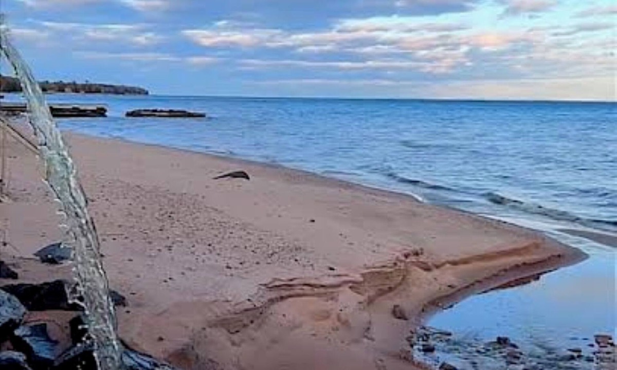 La Pointe House | Simple Gifts - A Simple Studio Cabin with Lake Superior Acesss across the Street!