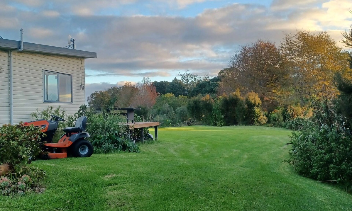Russell House | Simple home set on spacious grounds. Perfect for family gatherings.