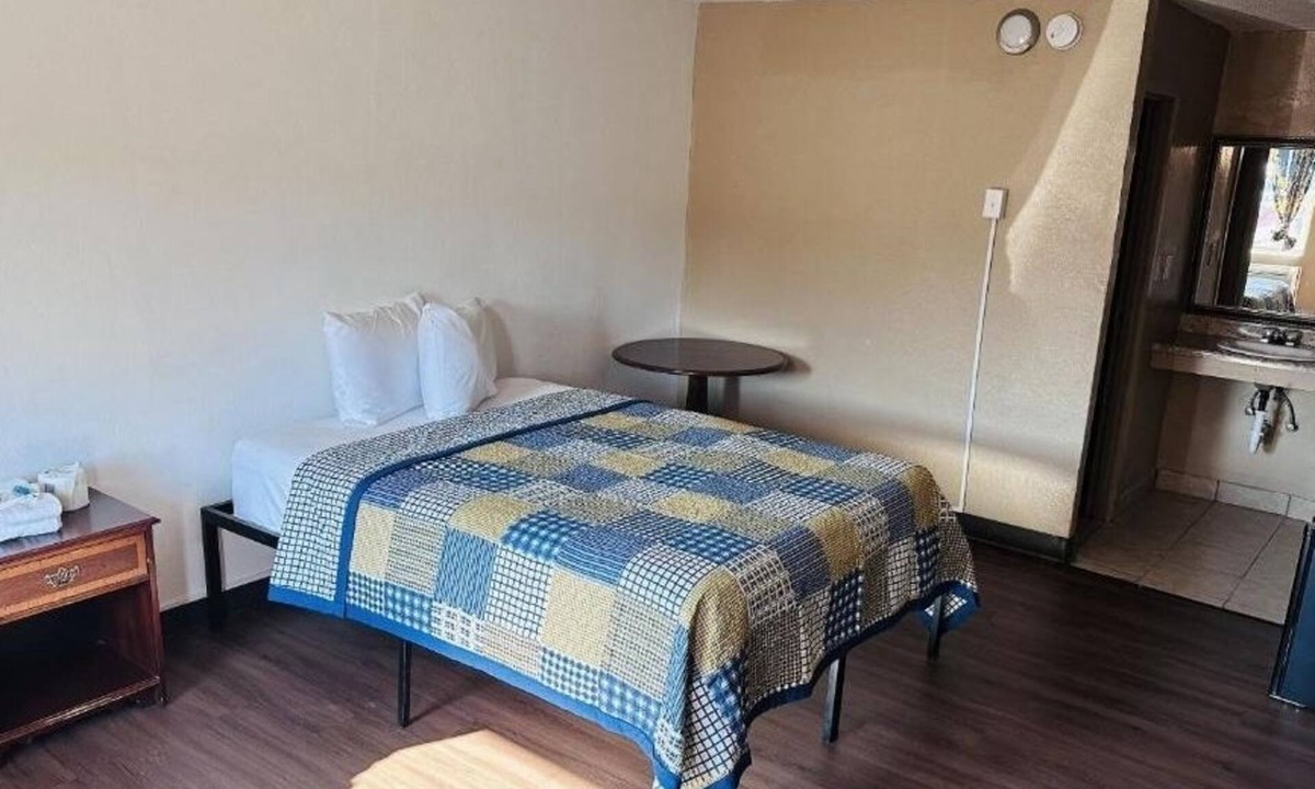 Fort Wayne Hotel | Simple King Room Close to Lakeside Park Rose Garden