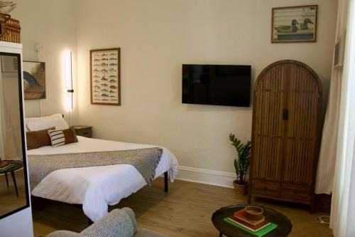 Historic Old Northeast Apartment | Simple Studio Walk Everywhere
