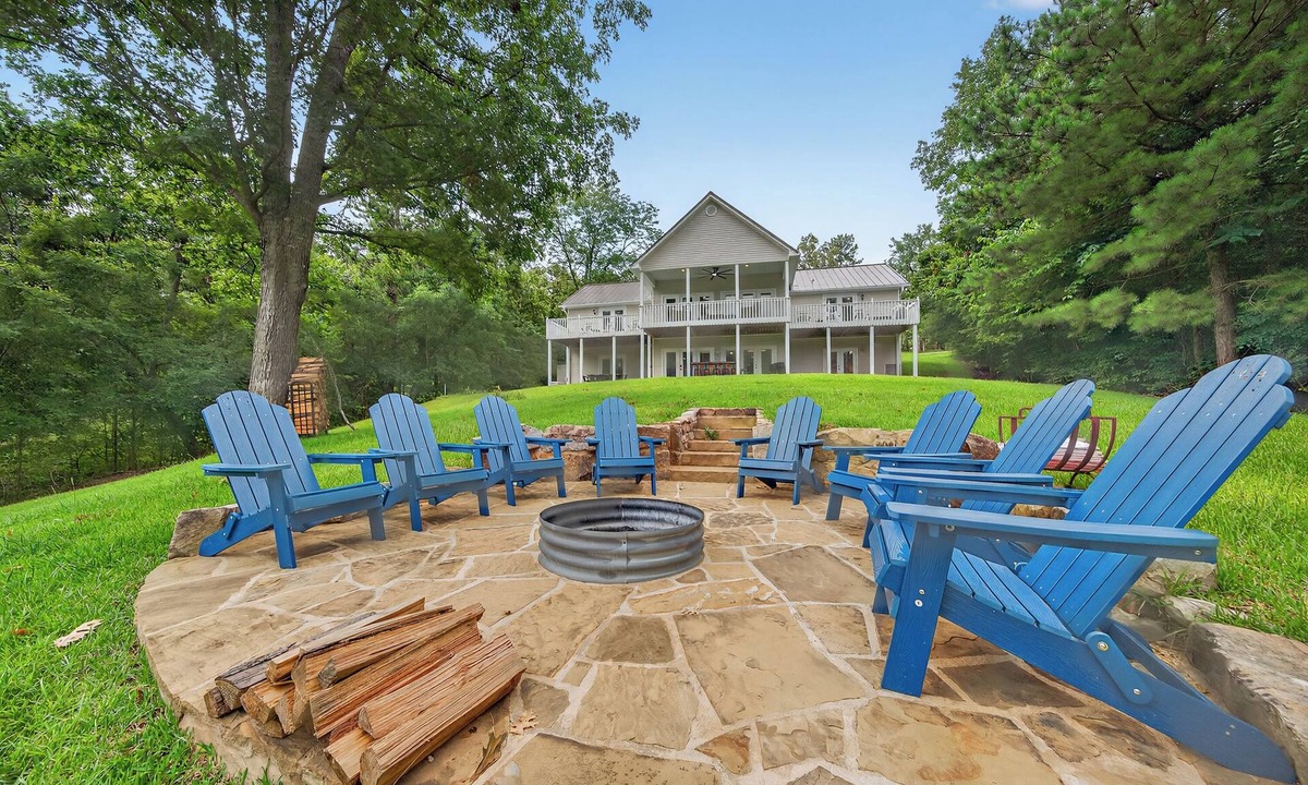 Milledgeville House | Sinclair Bluff Delight- Spacious 5/3 LAKEFRONT w/BOAT HOUSE, FIRE PIT, BAR