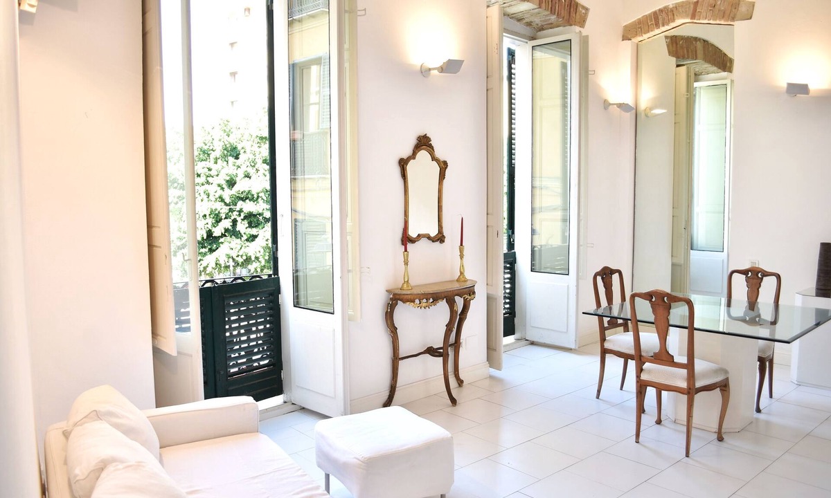 Historic Castle District Apartment | Sinclair Central Loft elegance under a romantic fresco, 15' from the beach
