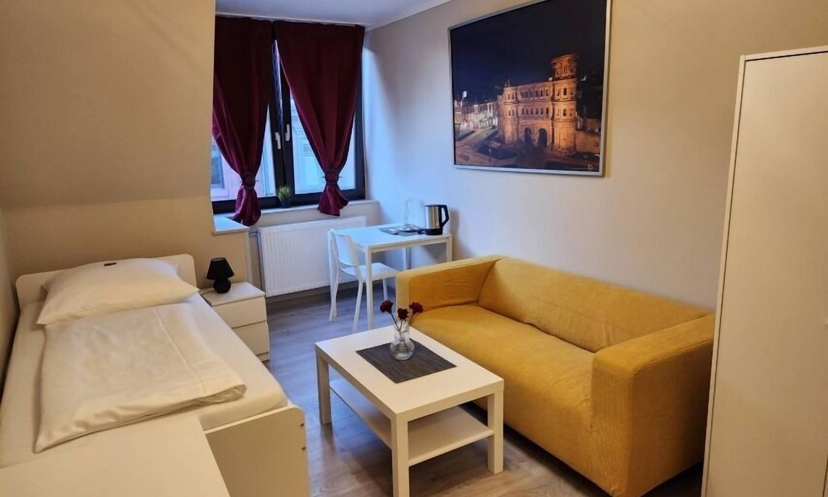 Saarbruecken Apartment | Single apartment with bed and sofa
