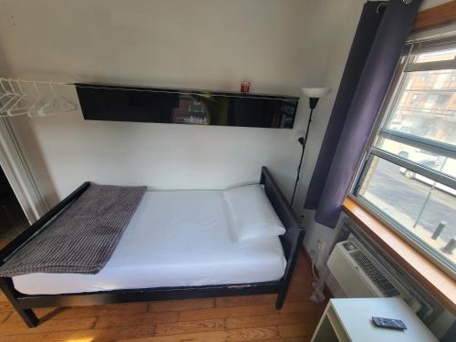 Queens House | Single bed space for traveler