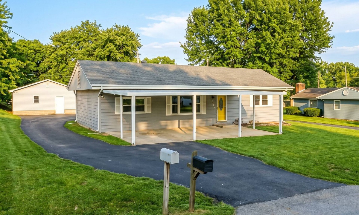 St. Joseph House | Single-Level 4BR Home | 3-Bay Garage