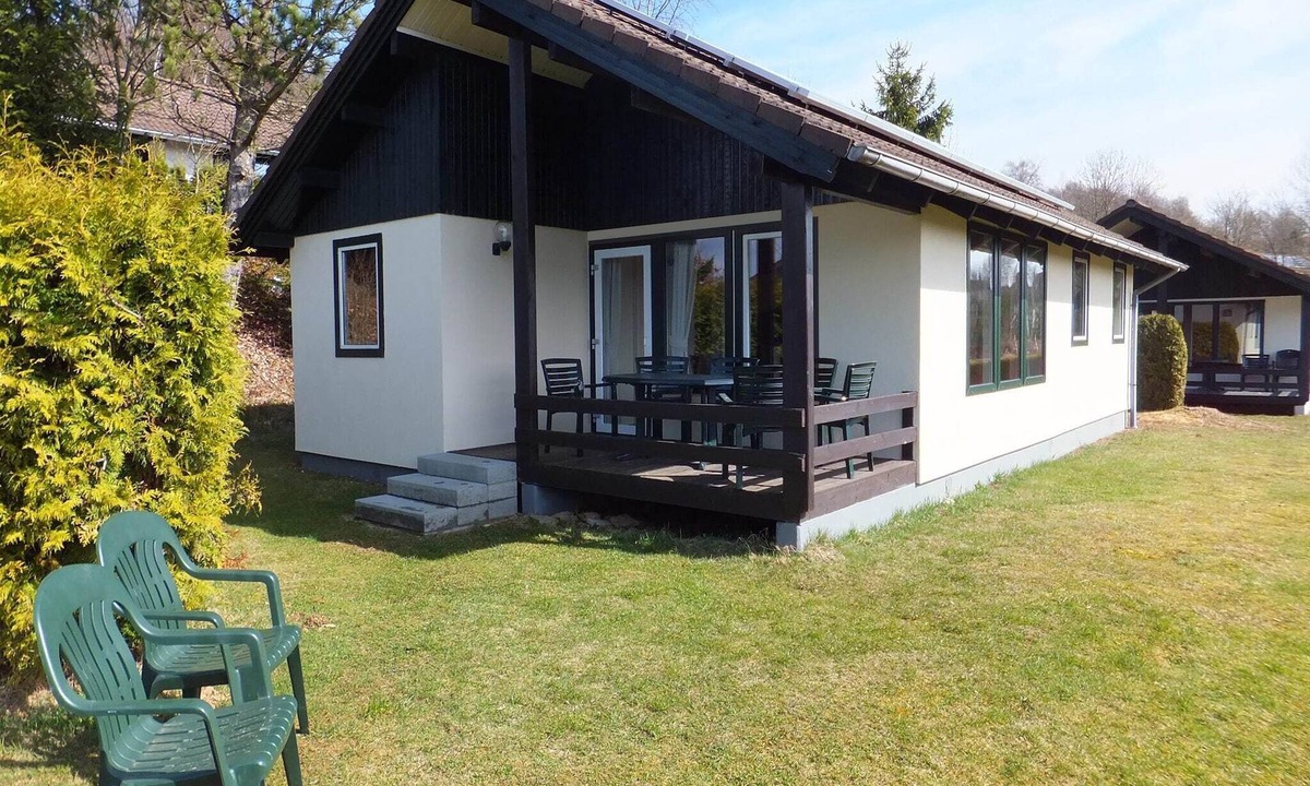 Kronenburg House | Single-Level Bungalow by Reservoir
