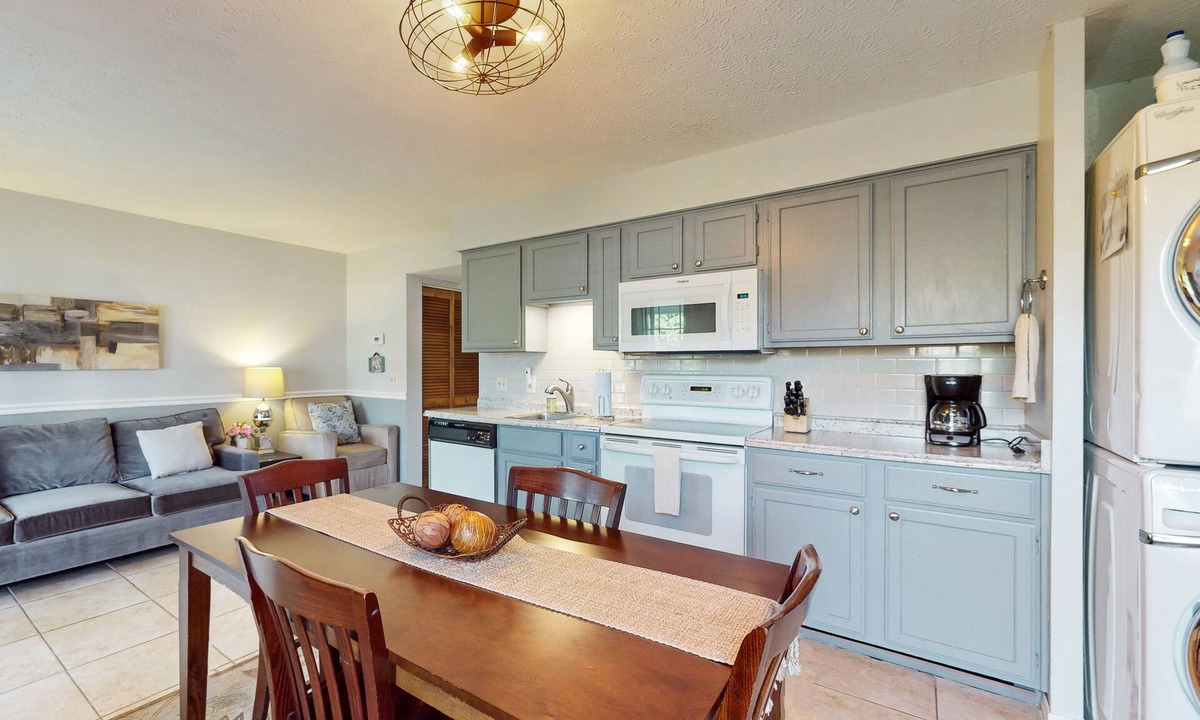 Table Rock Condo | Single-level condo w/screened patio & pond views-Dogs Welcome