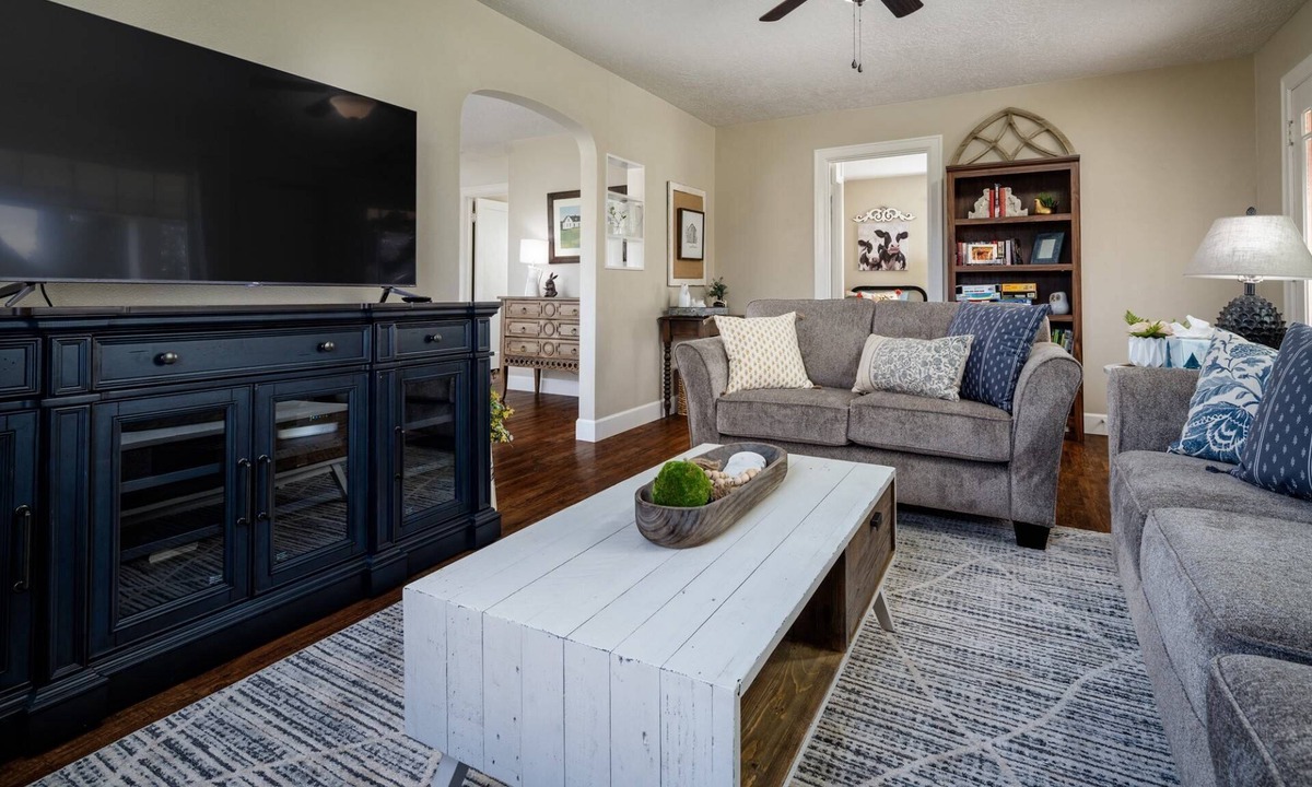 Newberg House | Single Level Country Cottage, New Decor, Huge Yard w/Farmland Views, 5 Min to Newberg