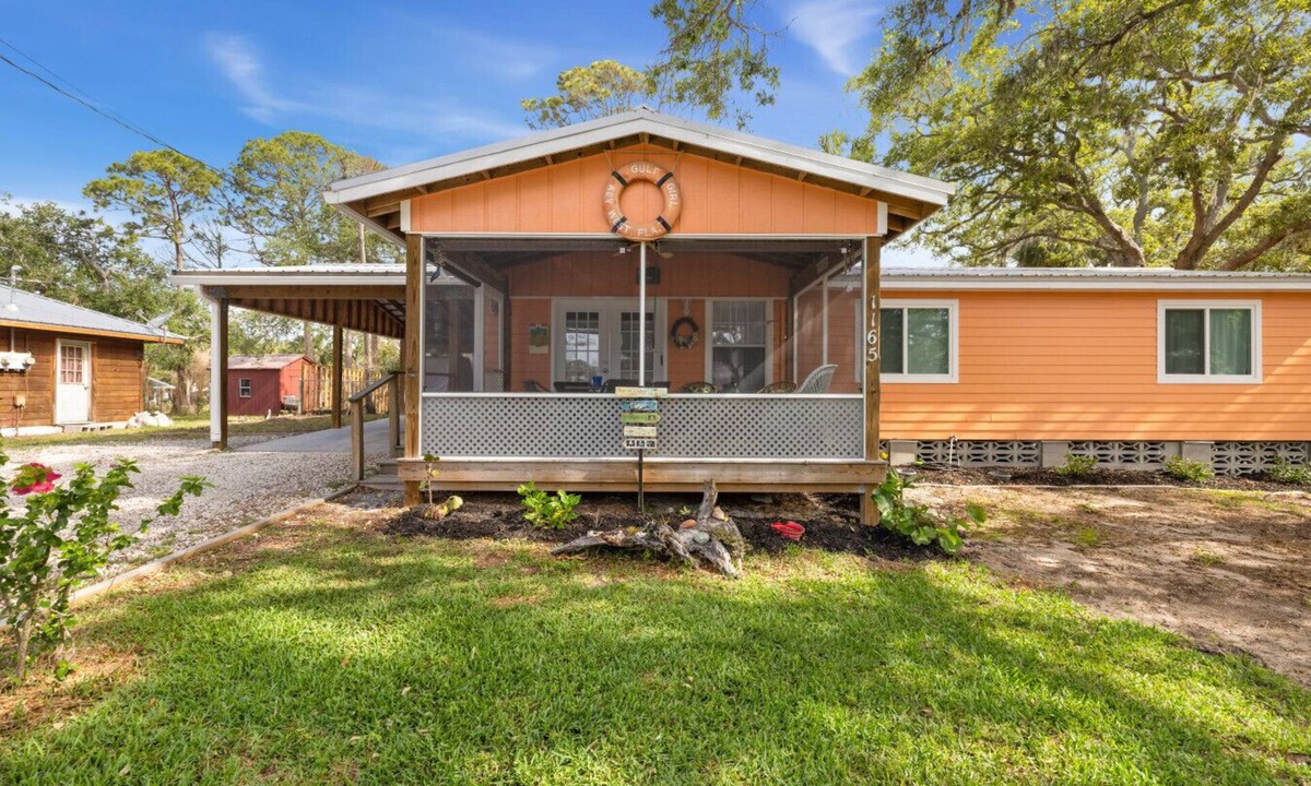 Cedar Key House | Single level home with king bed and screened porch