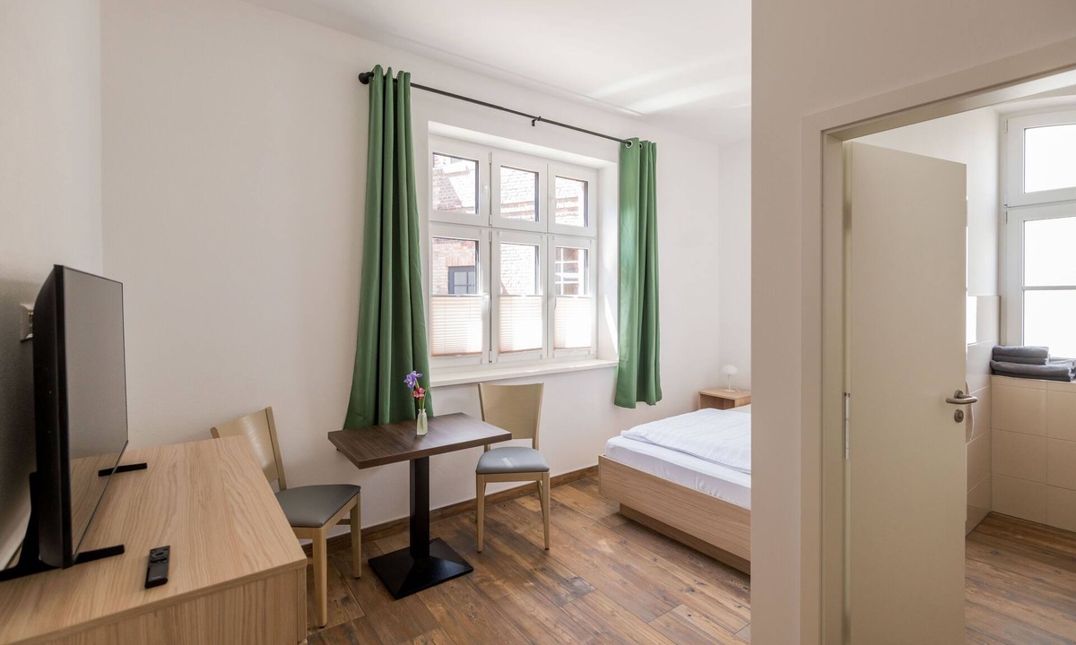 Pasewalk Bed & Breakfast | Single room 101 - Lokschuppen Pasewalk- Guest houses with double room, single room and kitchen
