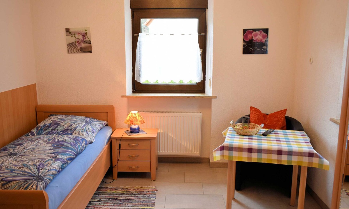 Egloffstein Bed & Breakfast | Single room (shared shower/WC) - Gästehaus Grau