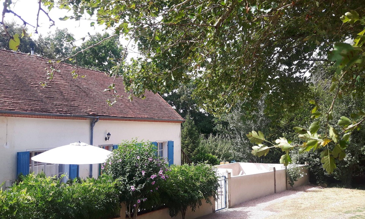 Saint-Aubin-le-Monial Apartment | Single-storey gîte close to fishing lake. Pets welcome!