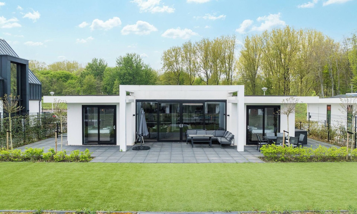 Biddinghuizen House | Single-storey 8-person villa with private inflatable boat, luxury built-in bean-to-cup coffee machine, Quooker and swim deck.