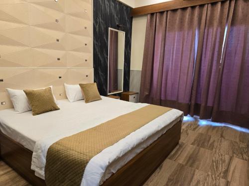 Greater Noida Apartment | Siri Stays