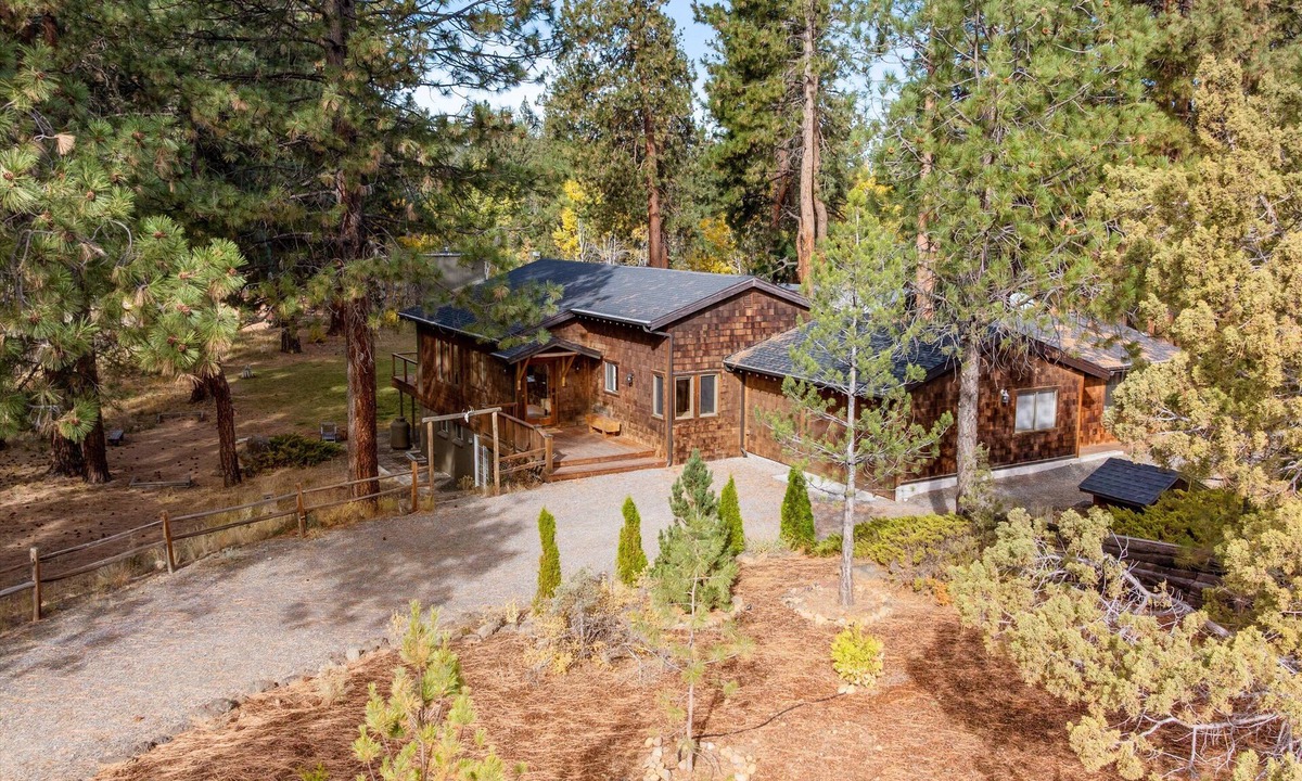 Sisters House | Sisters, OR Lodge – Pickleball, Private Creek, Hot Tub & Mt Views on 8.5 Acres