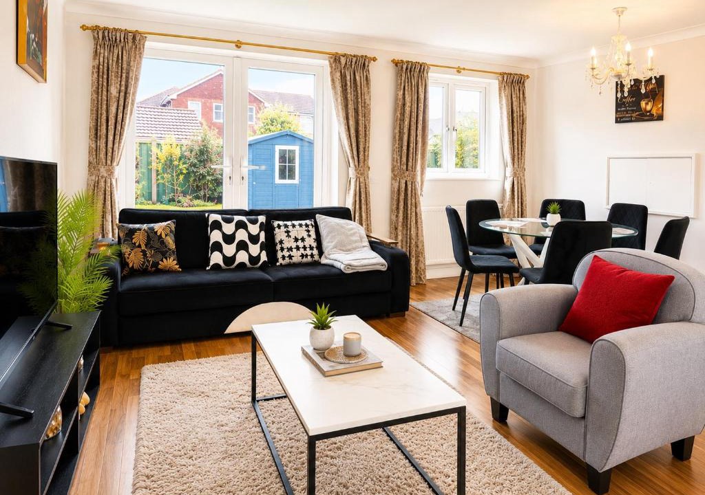 Sittingbourne Apartment | Sittingbourne Spacious 3BR Home with Free Parking