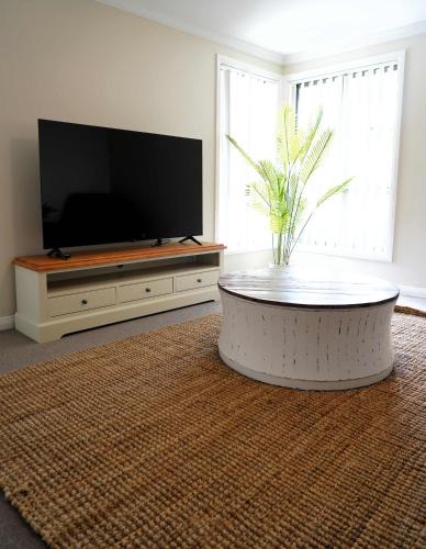 Denman House | Sizable 4BDR Modern Home Denman