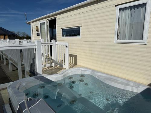 Skegness Apartment | Skegness Fields 107 - Hot tub caravan, pet friendly, wifi - Meadow Lakes Caravan and Lodge Hire