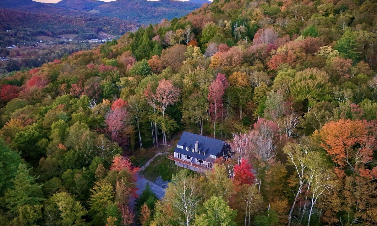 Stockbridge House | Ski home/Pool Table Mountain Views near Killington/Pico/Sugarbush/Woodstock