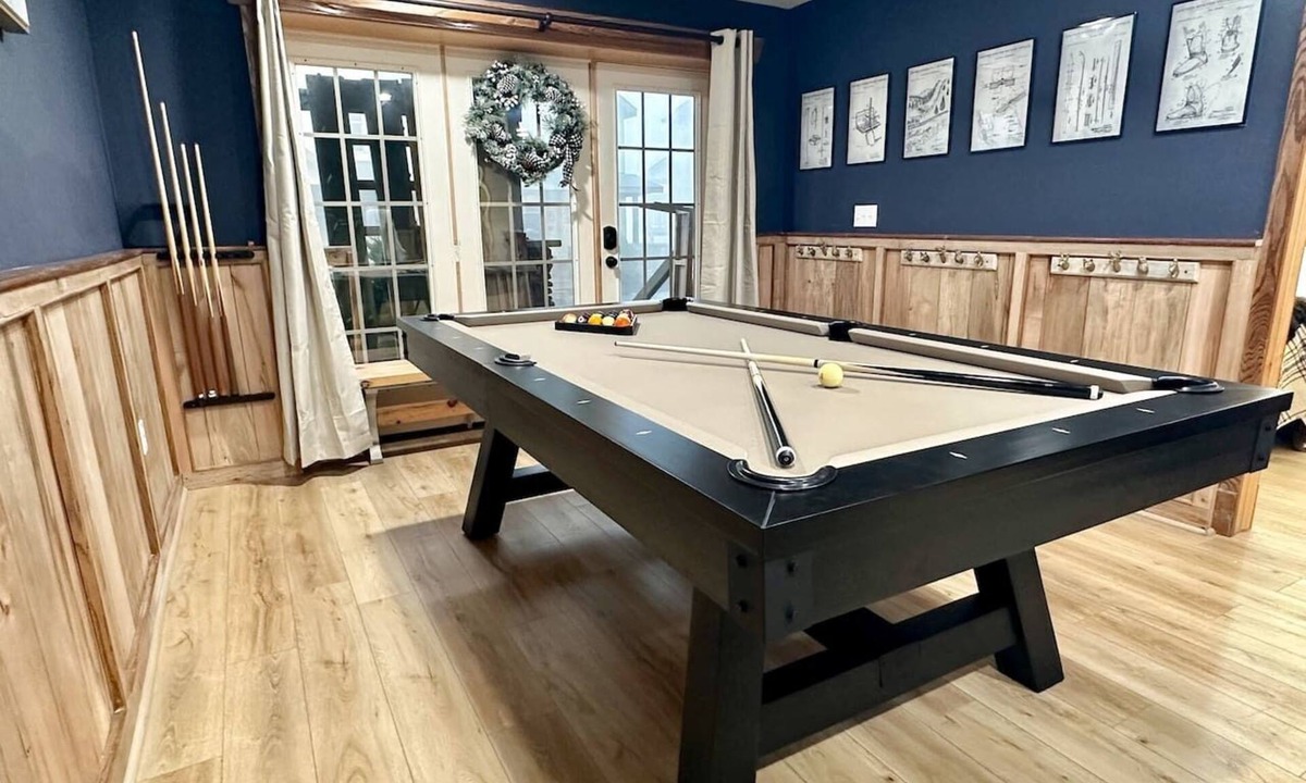 Edray House | SKI IN/OUT- Pool table, hot tub, A+ kitchen, 7 bedrooms->4 kings+custom kid rms!