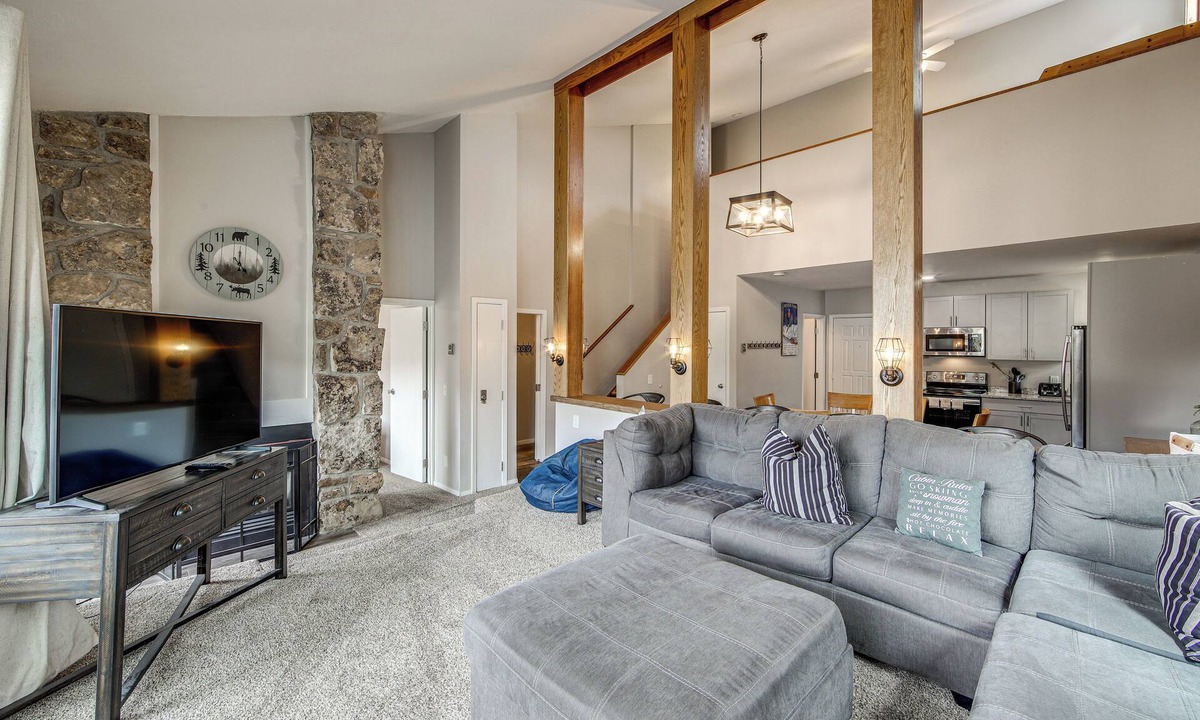 Silvercreek Condo | Ski-in/Ski-Out! Modern Mountainside Stay in Granby