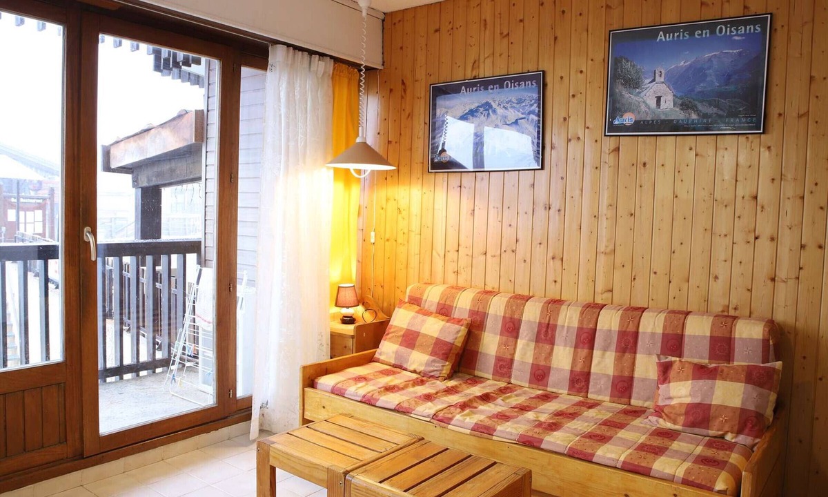 Auris Apartment | Ski-in/Ski-out Studio with Balcony, South-Facing View, Near Shops and ESF, Sleeps 3