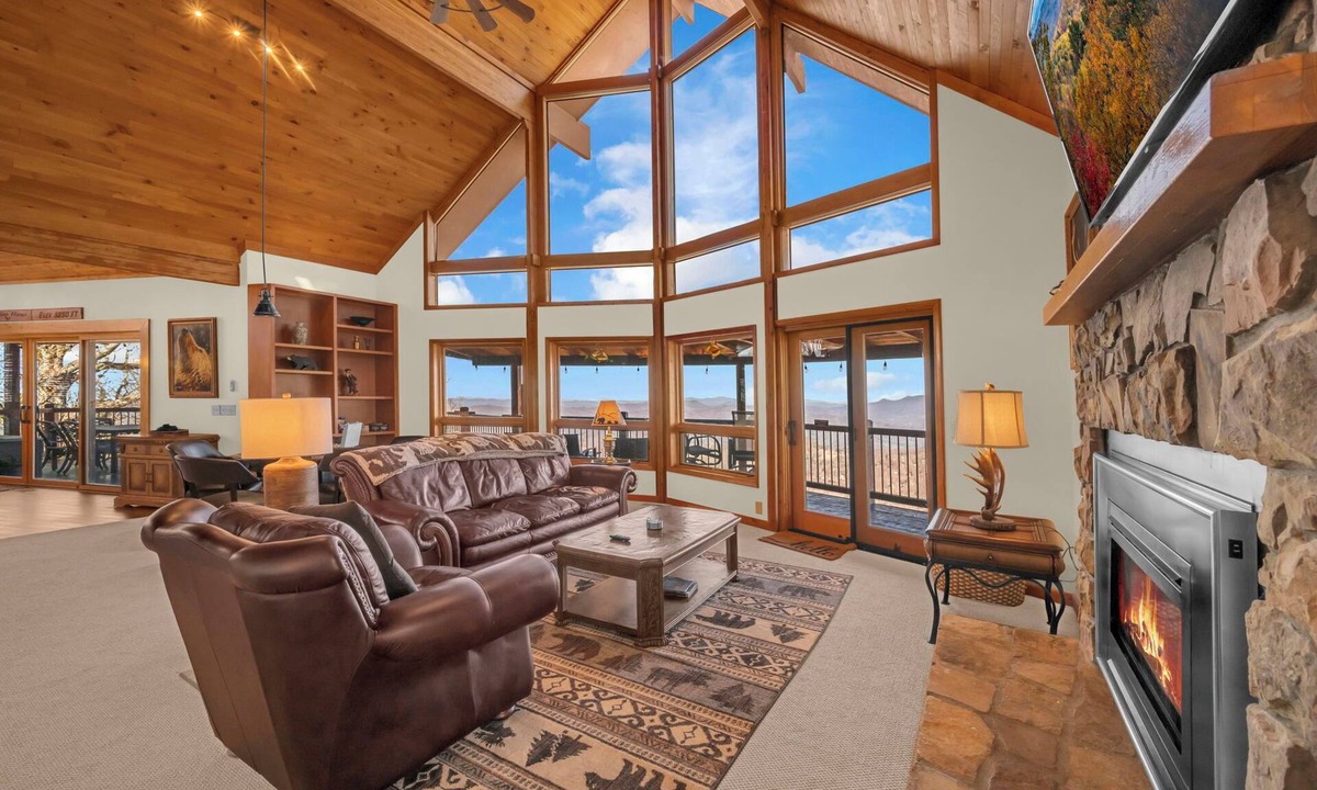 Beech Mountain Cabin | Ski, Sauna, Soak! Views, Game Room–5 Mins to Beech Mtn